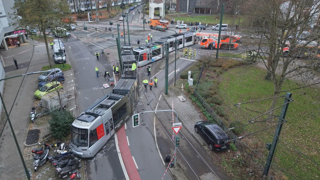 Die Straßenbahn wurde in der Mitte auseinandergerissen. - Foto: David Young/dpa