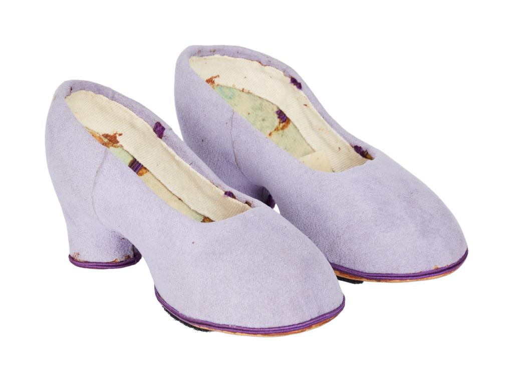 Diese Schuhe trug Miss Piggy in dem Film «Die große Muppet-Sause» (1981). - Foto: -/Julien's Auctions/dpa