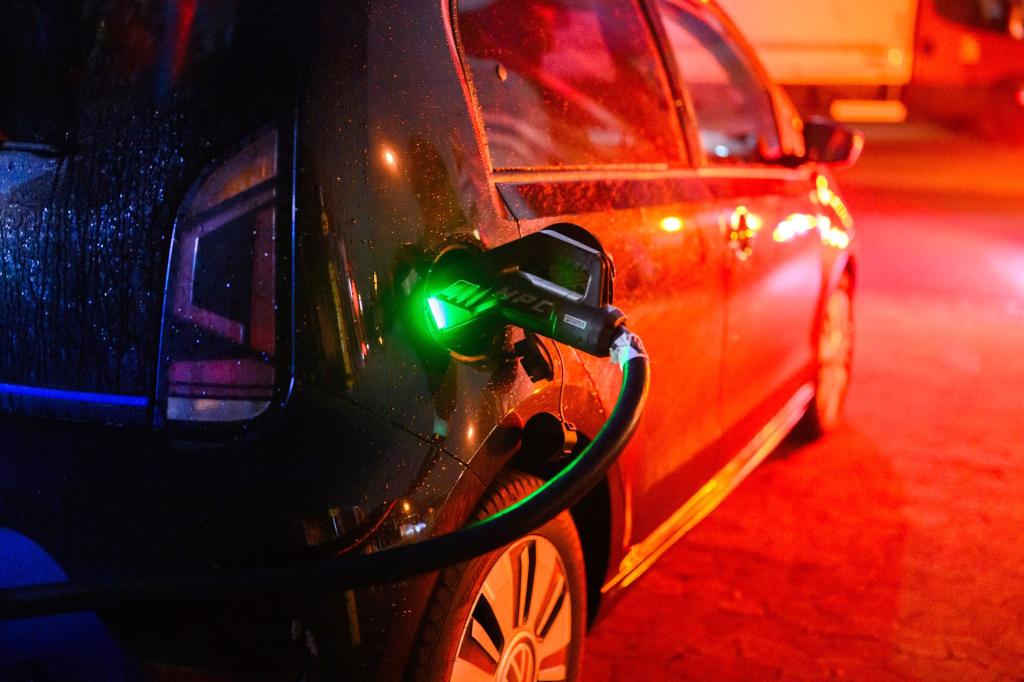 Nach der Streichung der Elektroauto-Kaufprämie Ende 2023 brachen die Verkaufszahlen von Elektrofahrzeugen an private Autofahrer ein; diese Phase ist laut HUK Coburg beendet. (Symbolbild) - Foto: Julian Stratenschulte/dpa