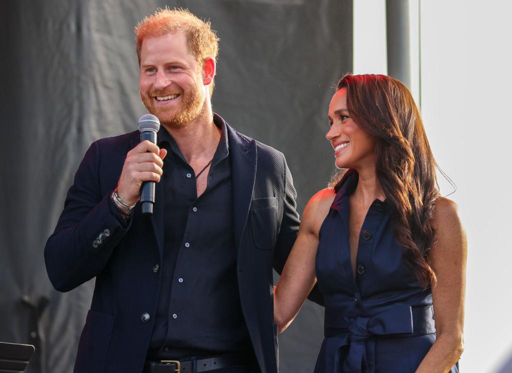 Prinz Harry und Herzogin Meghan packen in einer Gemeinschaftsküche mit an. (Archivbild) - Foto: Amy Katz/ZUMA Press Wire/dpa