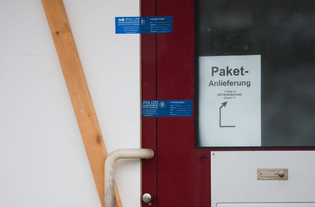 Nur Polizeisiegel erinnern noch daran, was in einer Firma in St. Johann in Baden-Württemberg passiert ist. - Foto: Christoph Schmidt/dpa