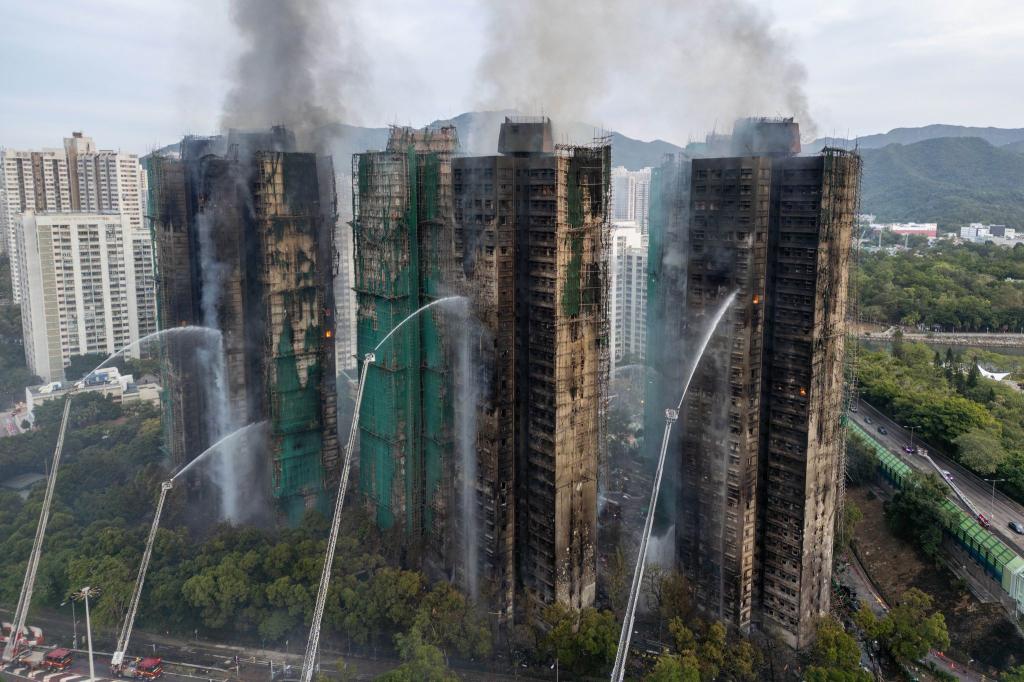 Auch fast 20 Stunden nach Ausbruch des Feuers kämpften die Einsatzkräfte noch gegen Flammen. - Foto: Vernon Yuen/Nexpher via ZUMA Press Wire/dpa