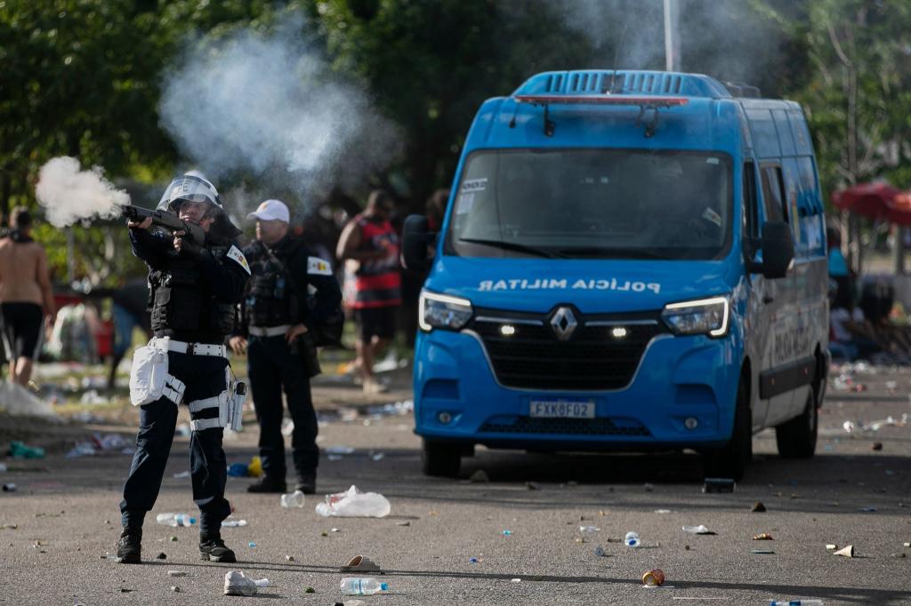 Die Polizei stößt in Rio de Janeiro mit Flamengo-Fußballfans zusammen. - Foto: Bruna Prado/AP/dpa