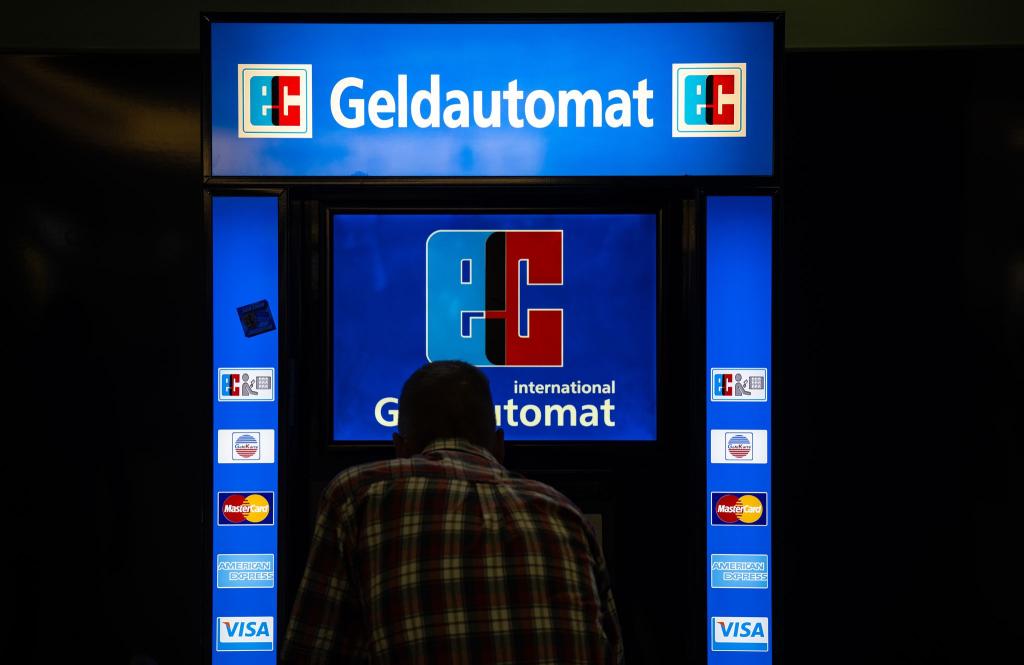 EU-Unterhändler haben sich auf neue Regeln zu Bargeldzugang und gegen Online-Betrug geeinigt. (Symbolbild) - Foto: Hannes P. Albert/dpa