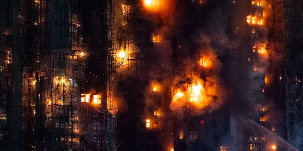 Flammeninferno - brennende Wohnsiedlung in Hongkong - Foto: Chan Long Hei/AP/dpa
