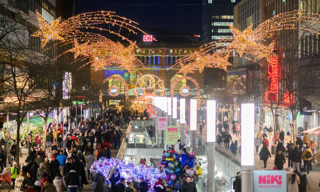 Die weihnachtlich geschmückte Innenstadt von Hannover. Viele Einzelhändler fürchten in diesem Jahr ein schlechtes Weihnachtsgeschäft. (Symbolbild) - Foto: Julian Stratenschulte/dpa