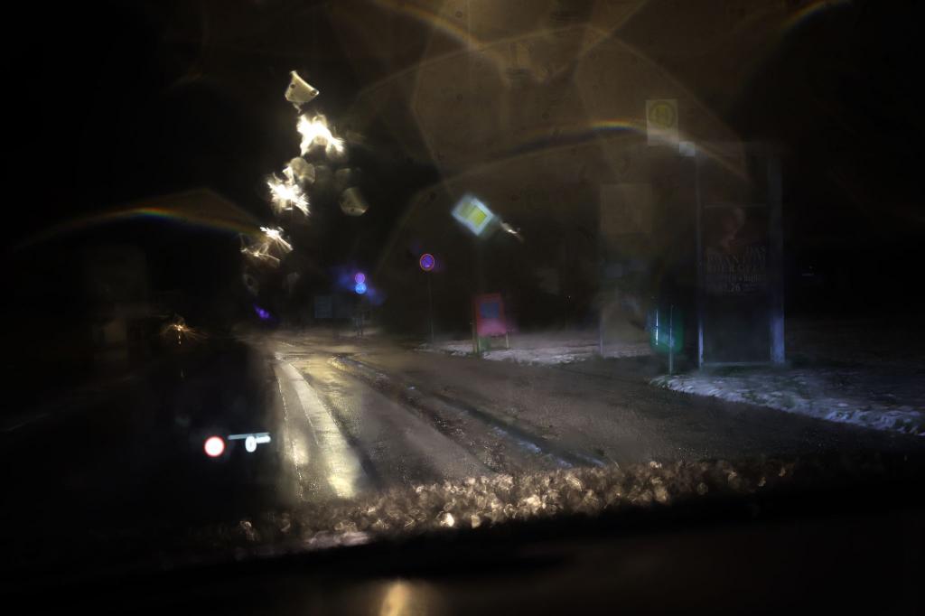 Regen auf kalten Boden verursacht der DWD-Vorhersage zufolge Glatteis im Südosten. (Archivbild) - Foto: Karl-Josef Hildenbrand/dpa