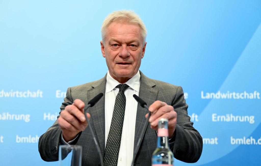 Bundesminister Alois Rainer stellt den «Ernährungsreports 2025» vor. - Foto: Elisa Schu/dpa