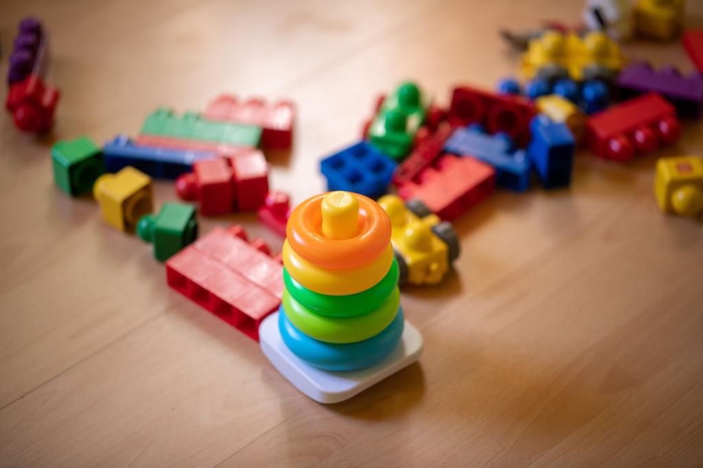 Beim Spielzeugkauf sollten Verbraucherinnen und Verbraucher laut Europol besonders wachsam sein, um Gefahren für Kinder zu vermeiden. (Symbolbild) - Foto: Sebastian Gollnow/dpa