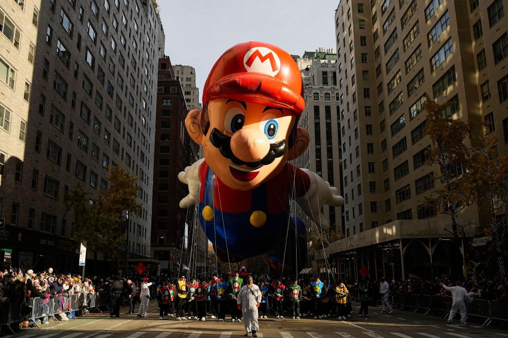Super Mario zieht zu Thanksgiving durch New Yorks Häuserschluchten. - Foto: Eduardo Munoz Alvarez/AP/dpa