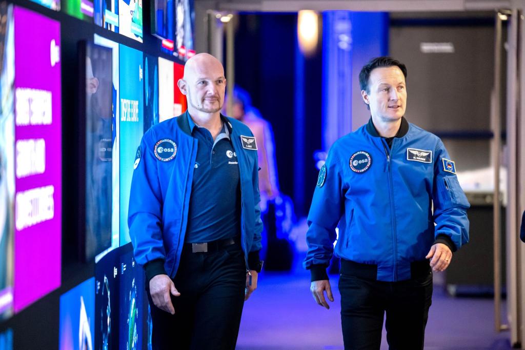 Die Astronauten Alexander Gerst und Matthias Maurer sehen große Chancen in der «Artemis»-Mission. - Foto: Sina Schuldt/dpa