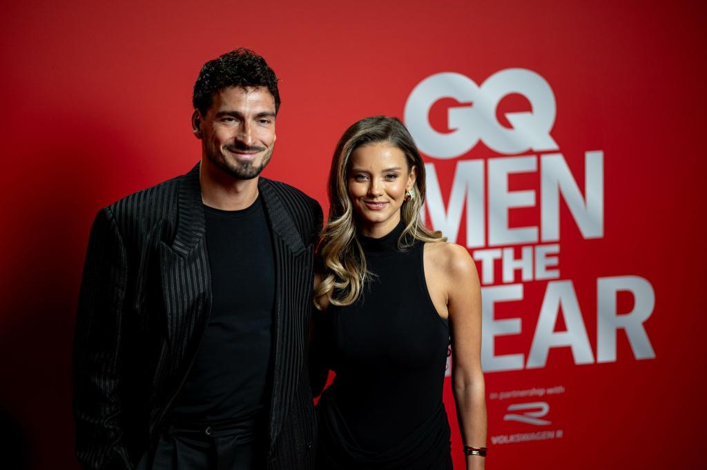 Mats Hummels kam mit Nicola Cavanis zur Verleihung des GQ-Awards. - Foto: Fabian Sommer/dpa