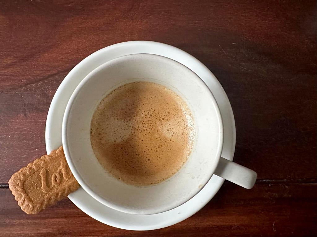 Total 2025: Frischer Kaffee und dazu ein kleiner Keks, ein Karamellkeks. (Archivbild) - Foto: Gregor Tholl/dpa