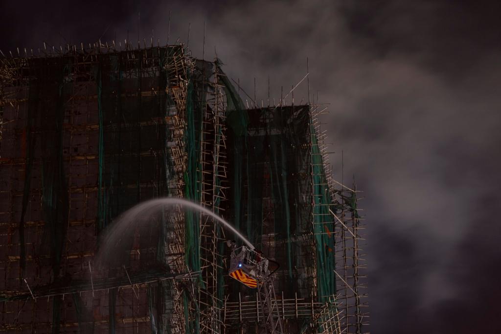 Die Löscharbeiten konnten am Vormittag eingestellt werden. - Foto: Ng Han Guan/AP/dpa