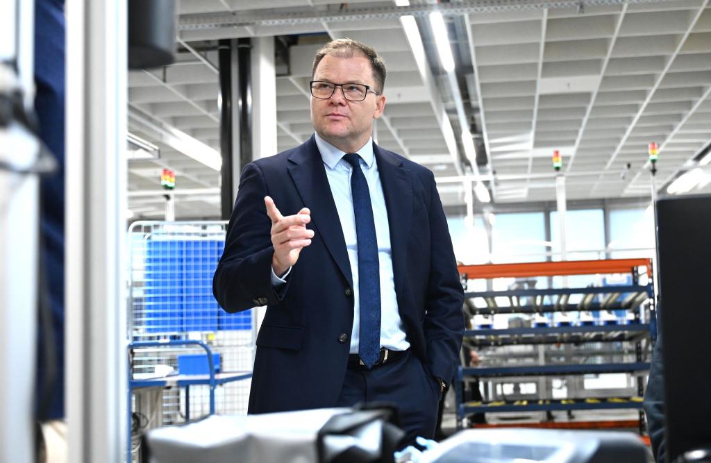 Bundesumweltminister Schneider hat die Verbraucher in Deutschland aufgefordert, beim Kauf von Smartphones auch gebrauchte Geräte in Erwägung zu ziehen. - Foto: Elisa Schu/dpa
