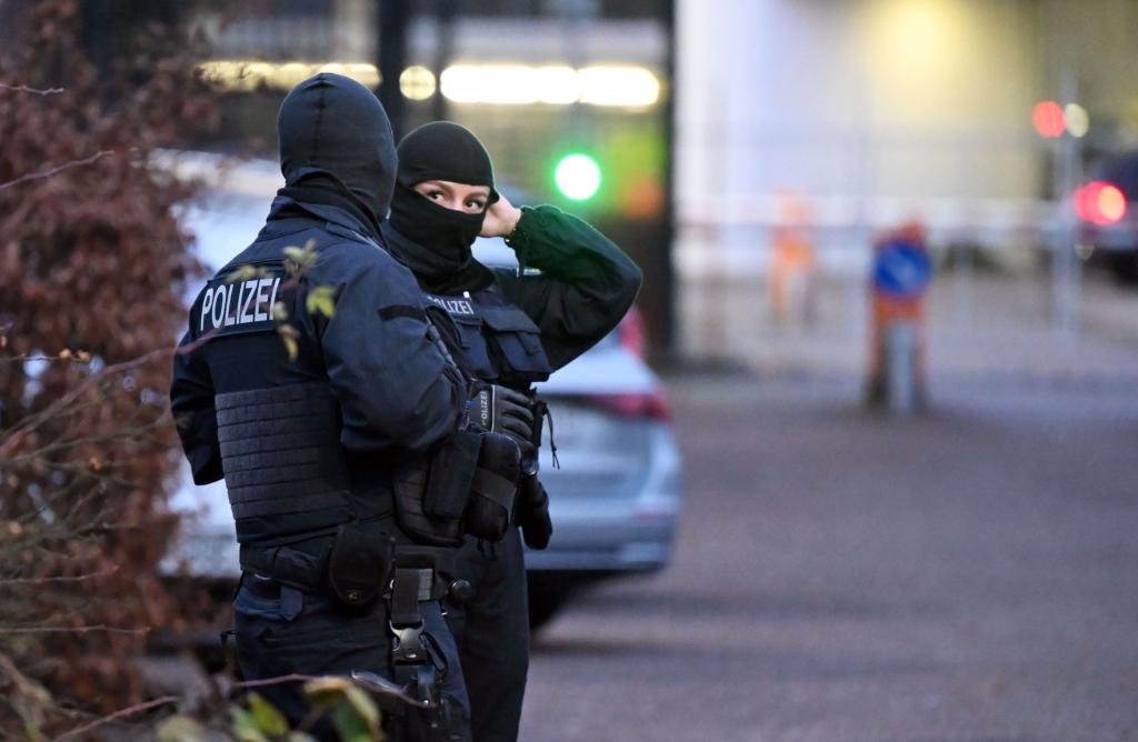 Beamte vor der Haftvorführung des mutmaßlichen Drahtziehers der Anschläge auf die Gasleitung Nord-Stream. - Foto: Uli Deck/dpa