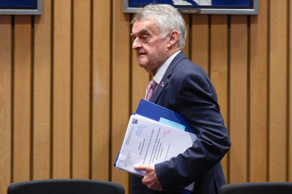 NRW-Innenminister Herbert Reul äußerte sich zum Vorfall in Bochum, bei dem ein Schuss auf eine Zwölfjährige fiel. - Foto: Henning Kaiser/dpa