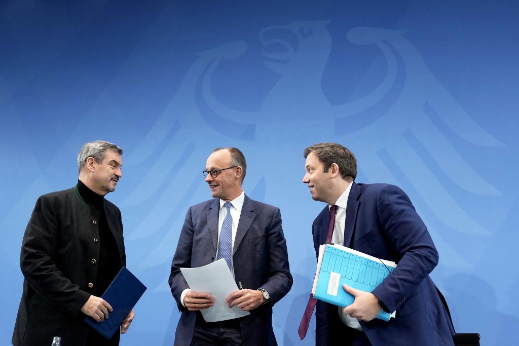 CDU-Chef Merz, SPD-Chef Klingbeil und CSU-Chef Söder loben am Morgen danach ihre eigenen Beschlüsse. - Foto: Michael Kappeler/dpa