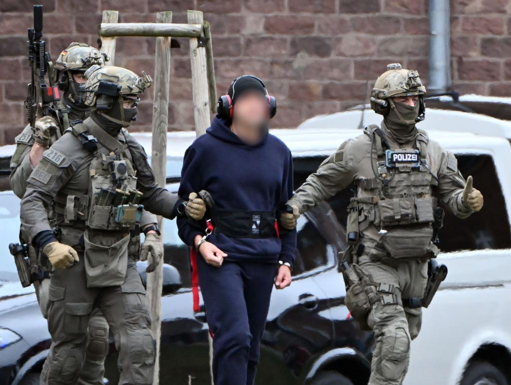 Nach der Haftprüfung beim Bundesgerichtshof in Karlsruhe wird eine Person zu einem Hubschrauber gebracht. - Foto: Uli Deck/dpa