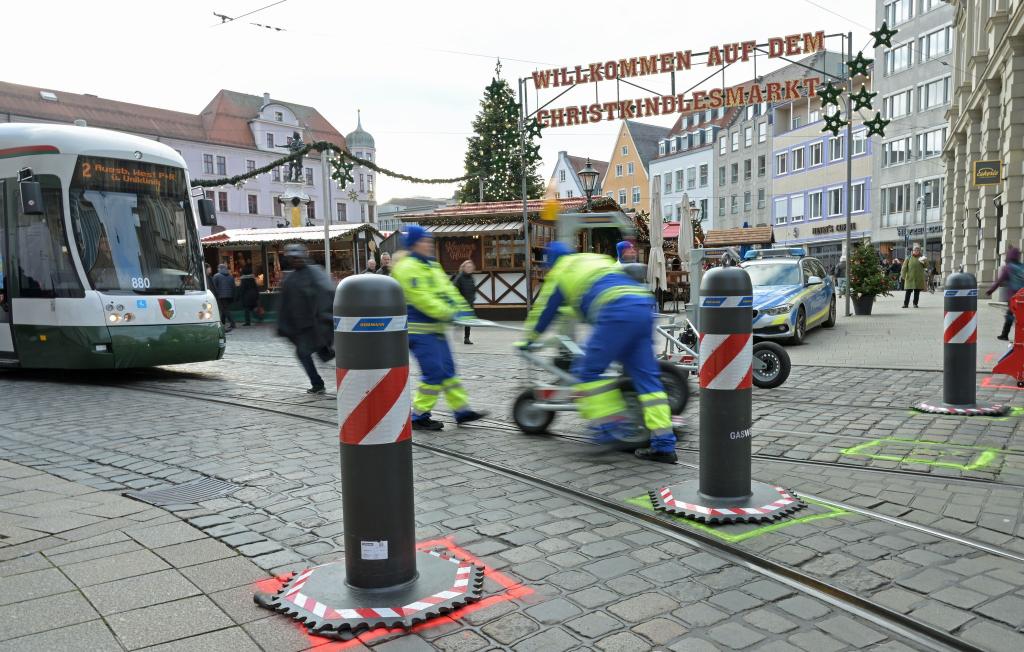 Die Poller sollen Besitzer des Augsburger Christkindlesmarkts schützen. - Foto: Malin Wunderlich/dpa