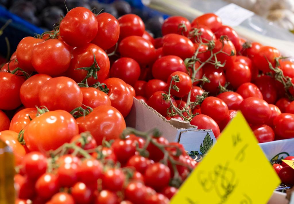Verbraucher spüren beim Einkauf die gestiegenen Lebensmittelpreise. - Foto: Boris Roessler/dpa