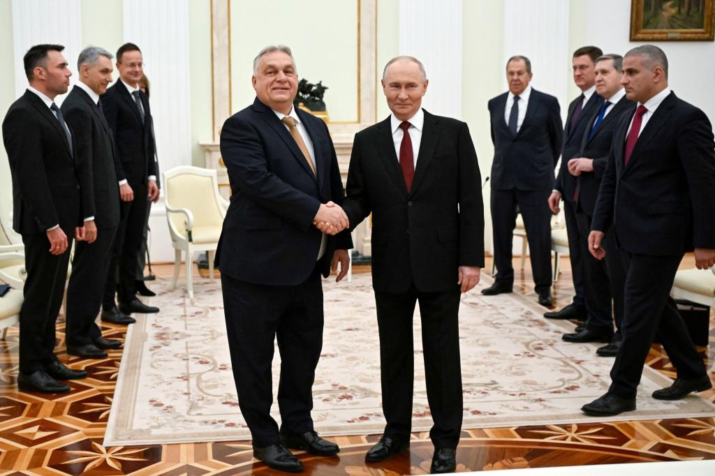 Kremlchef Wladimir Putin (r) und der ungarische Ministerpräsident Viktor Orban sprechen im Kreml auch über stabile und günstige Öl- und Gaslieferungen. - Foto: Alexander Nemenov/Pool AFP via AP/dpa