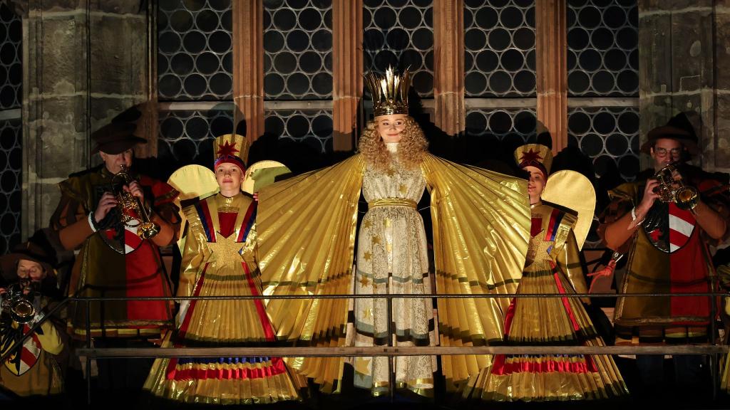 Mit dem feierlichen Prolog eröffnet Nora Falk, das neue Nürnberger Christkind, auf der Empore der Frauenkirche offiziell den Nürnberger Christkindlesmarkt 2025. - Foto: Daniel Karmann/dpa