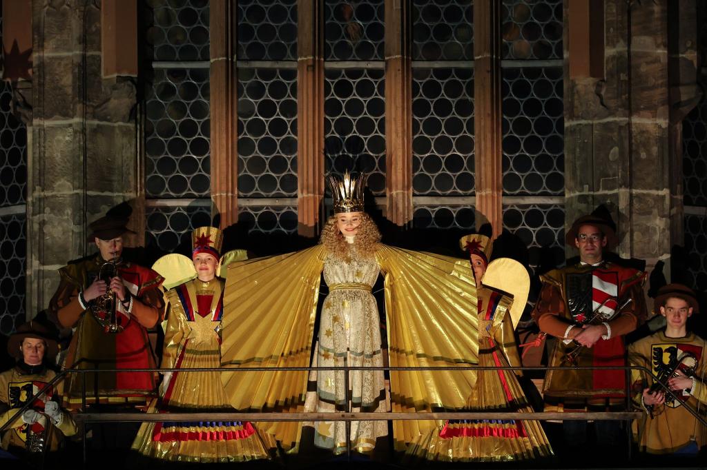 Alle Jahre wieder: Mit dem feierlichen Prolog eröffnet Nora Falk, das neue Nürnberger Christkind, auf der Empore der Frauenkirche offiziell den Nürnberger Christkindlesmarkt 2025. - Foto: Daniel Karmann/dpa