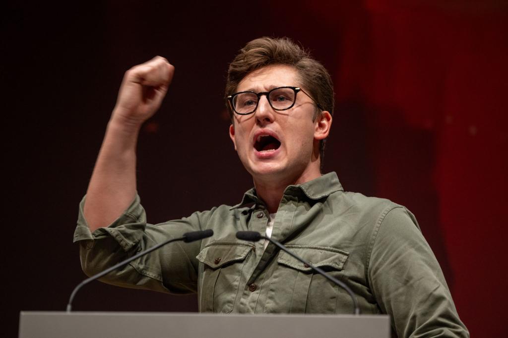 Der alte und neue Juso-Chef hielt eine engagierte Rede. - Foto: Harald Tittel/dpa