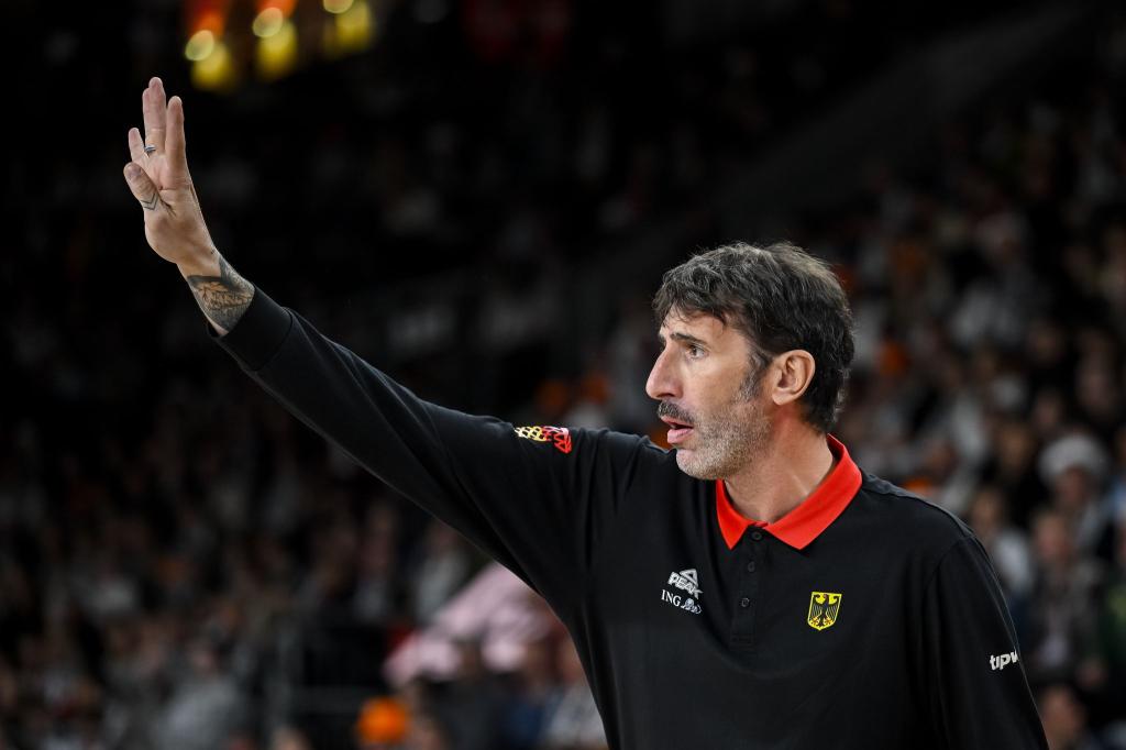 Alex Mumbru dirigiert wieder das Nationalteam. - Foto: Harry Langer/dpa