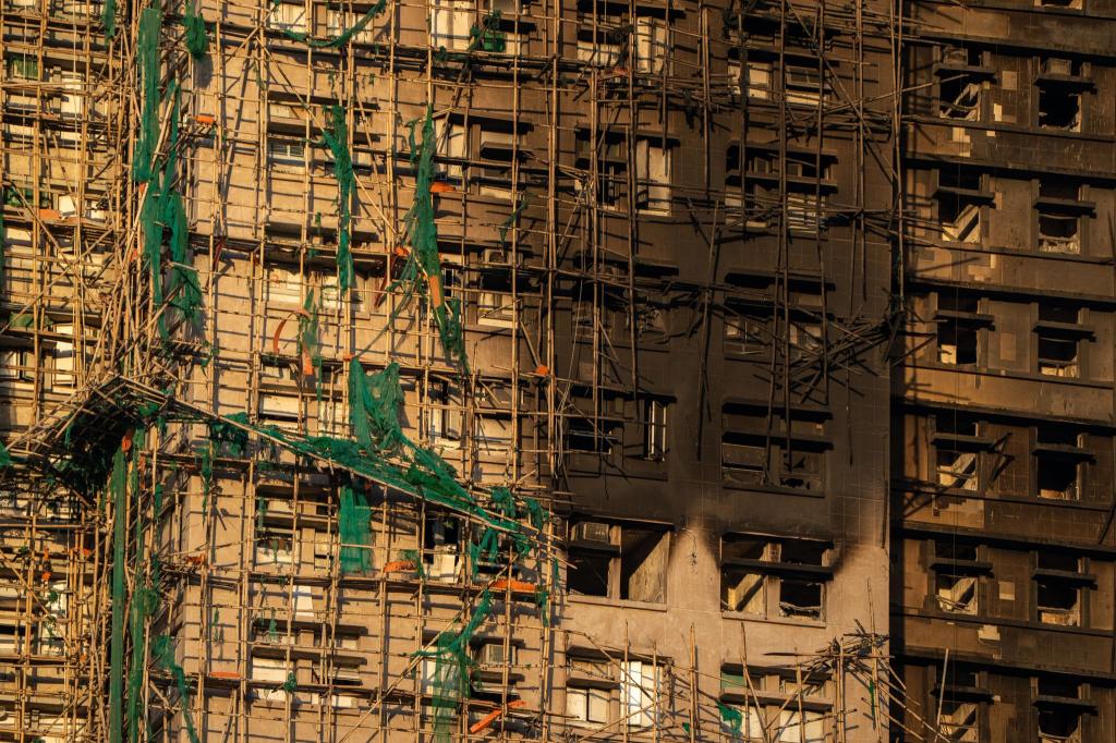 Nach dem Brand in einer Wohnanlage in Hongkong gelten weiterhin rund 200 Personen als vermisst. - Foto: Vernon Yuen/Nexpher via ZUMA Press Wire/dpa