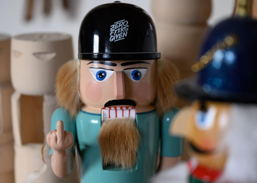 Echt erzgebirgischer Nussknacker vs. Importmodell. Das Kunsthandwerk im Erzgebirge setzt sich gegen Kopien aus dem Ausland zur Wehr. Auch vor Gericht. - Foto: Hendrik Schmidt/dpa