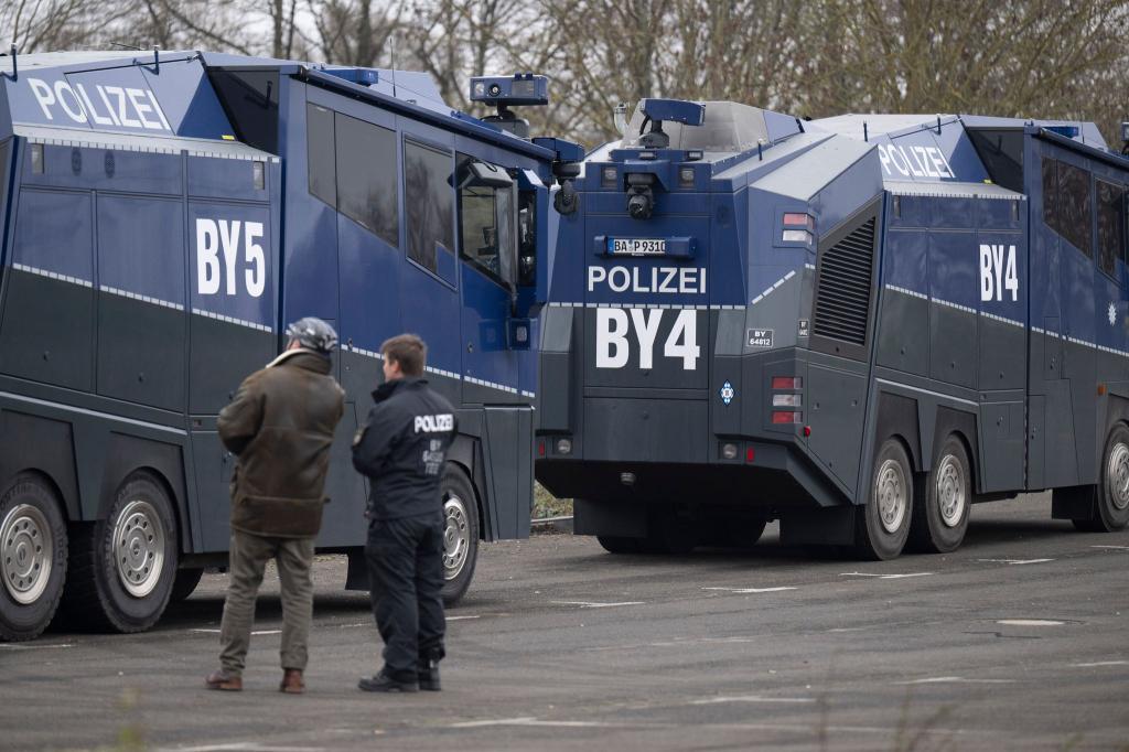 Polizisten aus mehreren Bundesländern sind im Einsatz. Wasserwerfer, Hubschrauber und Drohnen stehen bereit. - Foto: Boris Roessler/dpa