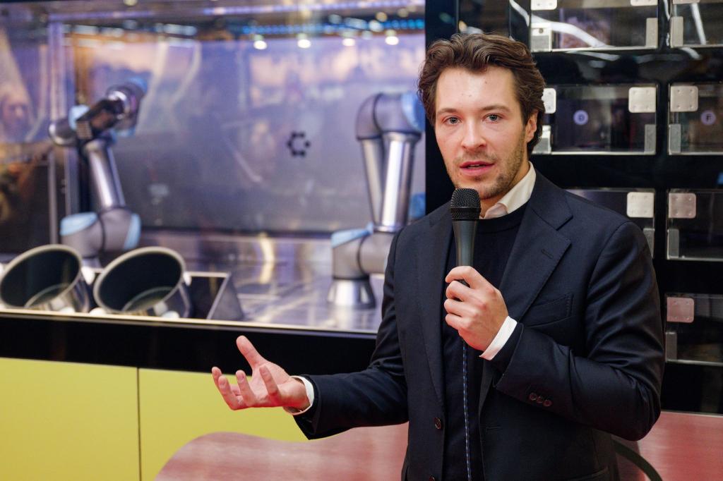 Circus-Gründer Bullwinkel spricht bei der Vorstellung des Kochroboters CA-1 in einem Rewe-Markt. (Archivbild) - Foto: Henning Kaiser/dpa