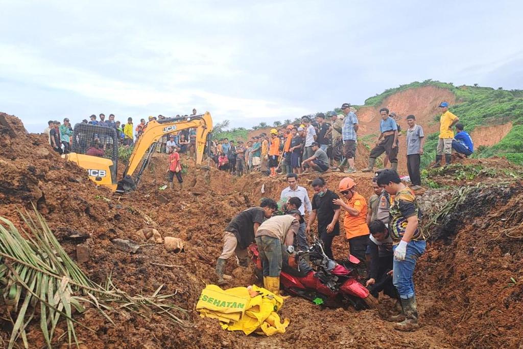 Rettungskräfte in Nordsumatra suchen nach Opfern. - Foto: Uncredited/BASARNAS/AP/dpa