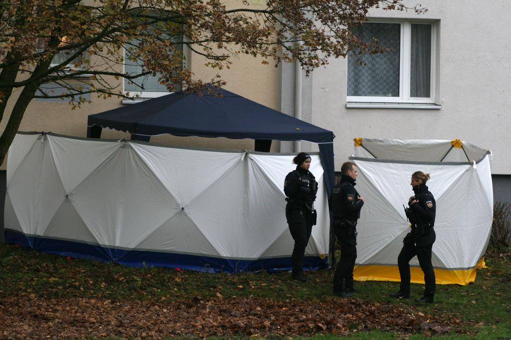 Ein Mädchen ist in Bremen aus einem Fenster gestürzt und den Verletzungen erlegen. - Foto: Kai Moorschlatt/dpa