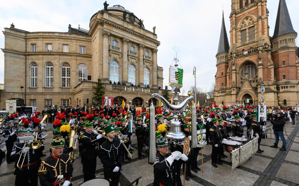 Eine Bergparade läutet in Chemnitz das Kulturhauptstadt-Finale ein. - Foto: Hendrik Schmidt/dpa