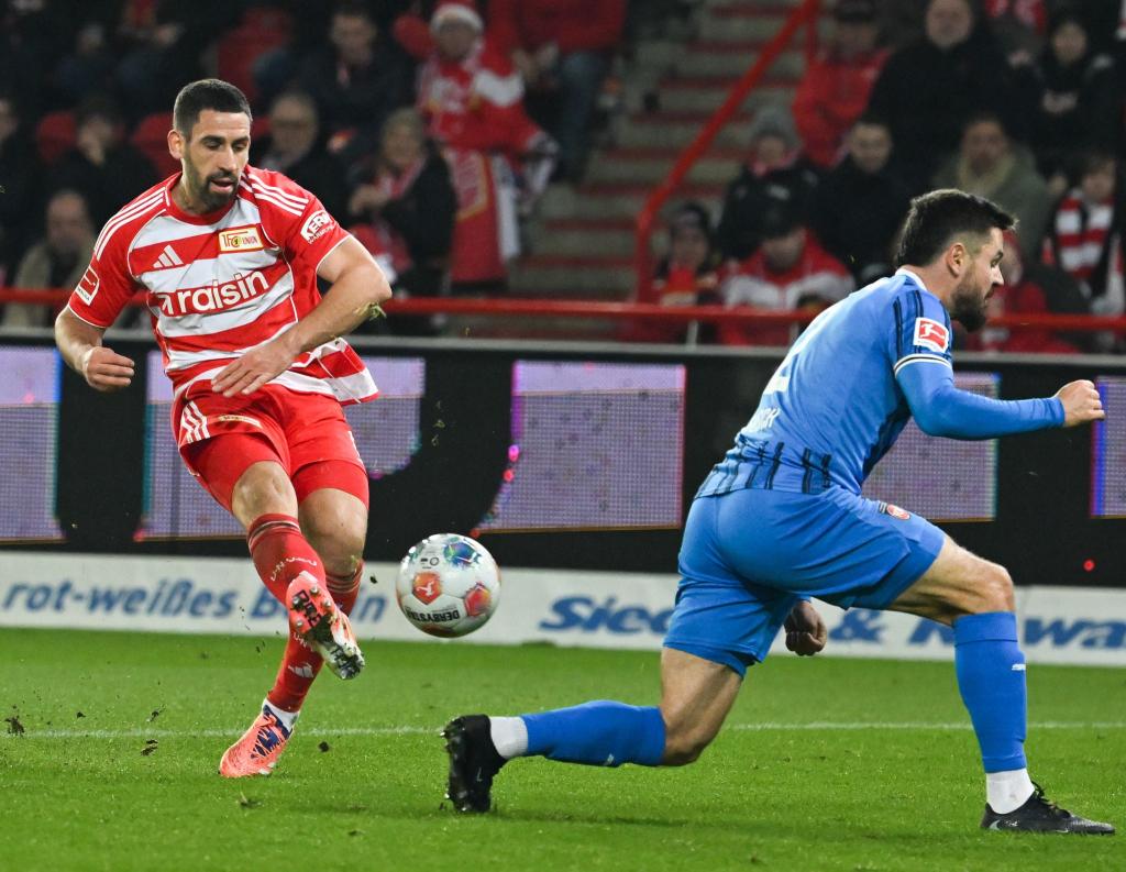 Rani Khedira (l) avancierte erneut zum Matchwinner für Union Berlin. - Foto: Soeren Stache/dpa