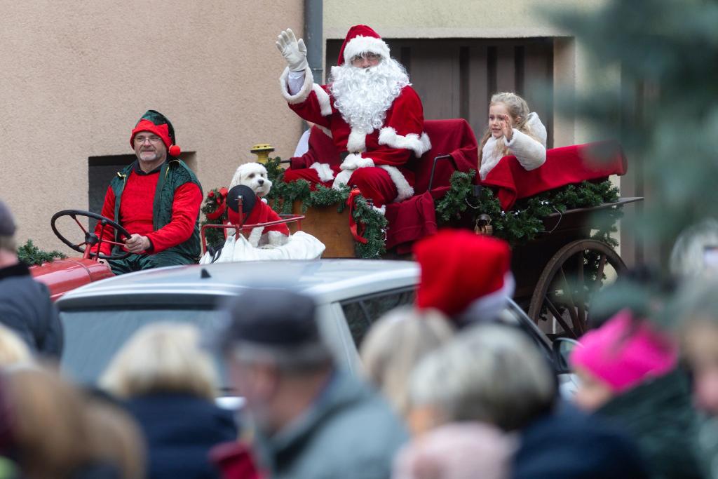Der Weihnachtsmann kommt zum Tag der offenen Tür vor das Weihnachtspostamt Himmelsberg gefahren. - Foto: Michael Reichel/dpa