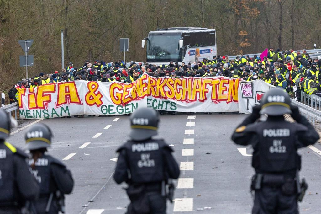 Polizei und Demo-Organisatoren wollen Bilanz ziehen. - Foto: Lando Hass/dpa