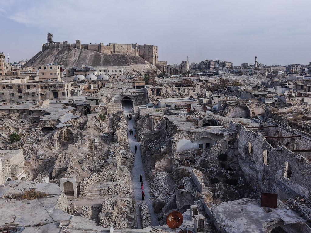 Ein Luftbild zeigt die Zerstörung in der Stadt Aleppo vor dem ersten Jahrestag der Befreiung der Stadt. - Foto: Moawia Atrash/dpa