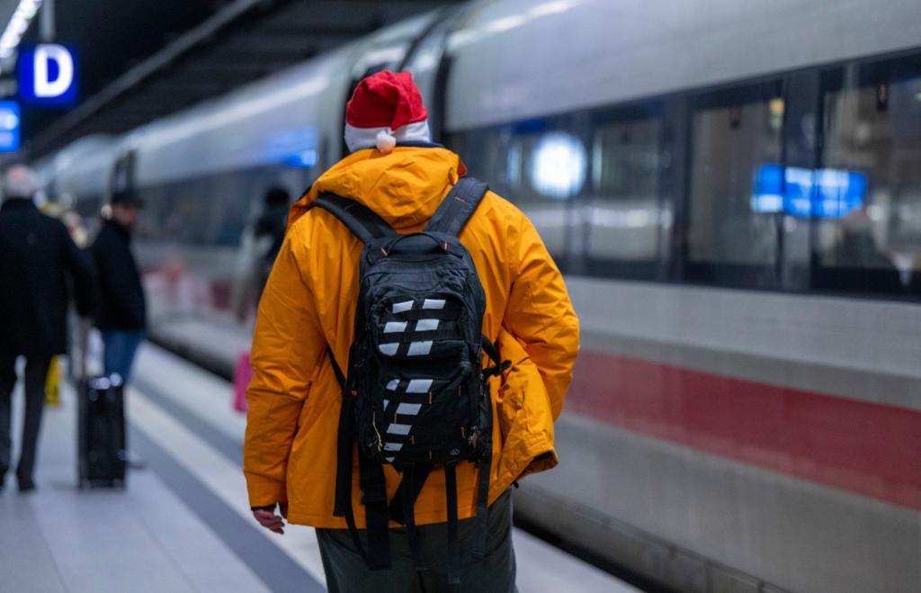 Züge sind am frühen Morgen und am späten Abend in der Regel weniger voll. (Archivbild) - Foto: Monika Skolimowska/dpa