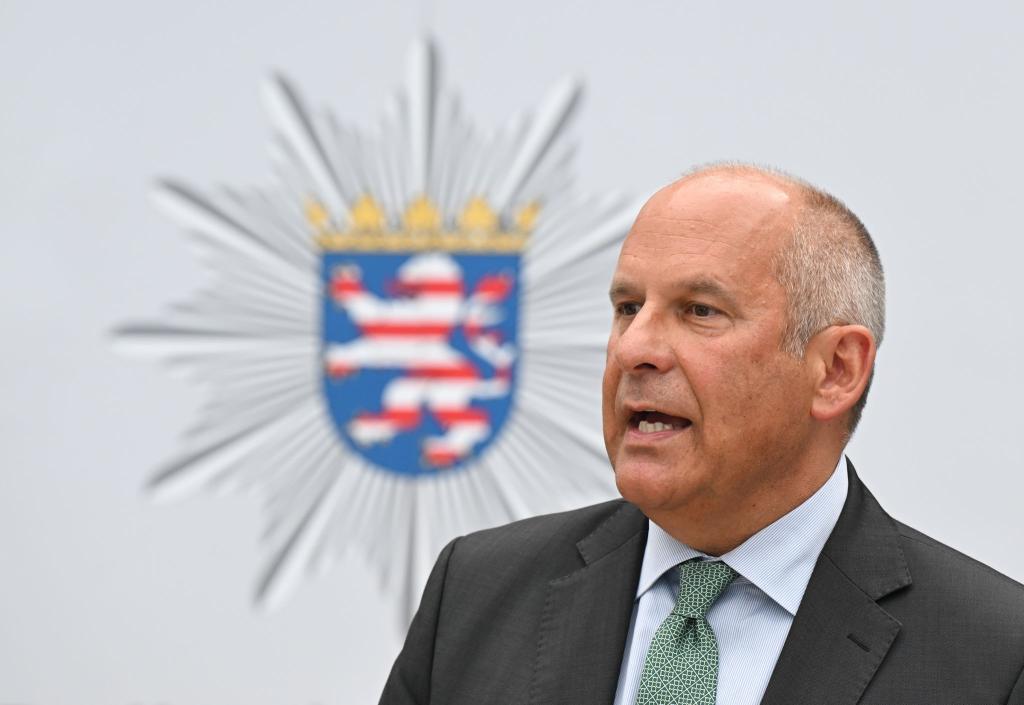 «Es ist der Polizei zu verdanken, dass es nicht zu weiteren Eskalationen gekommen ist», sagt Poseck. - Foto: Arne Dedert/dpa