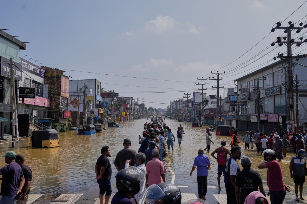 Nach Zyklon «Ditwah» steht Sri Lanka unter Wasser. - Foto: Eranga Jayawardena/AP/dpa
