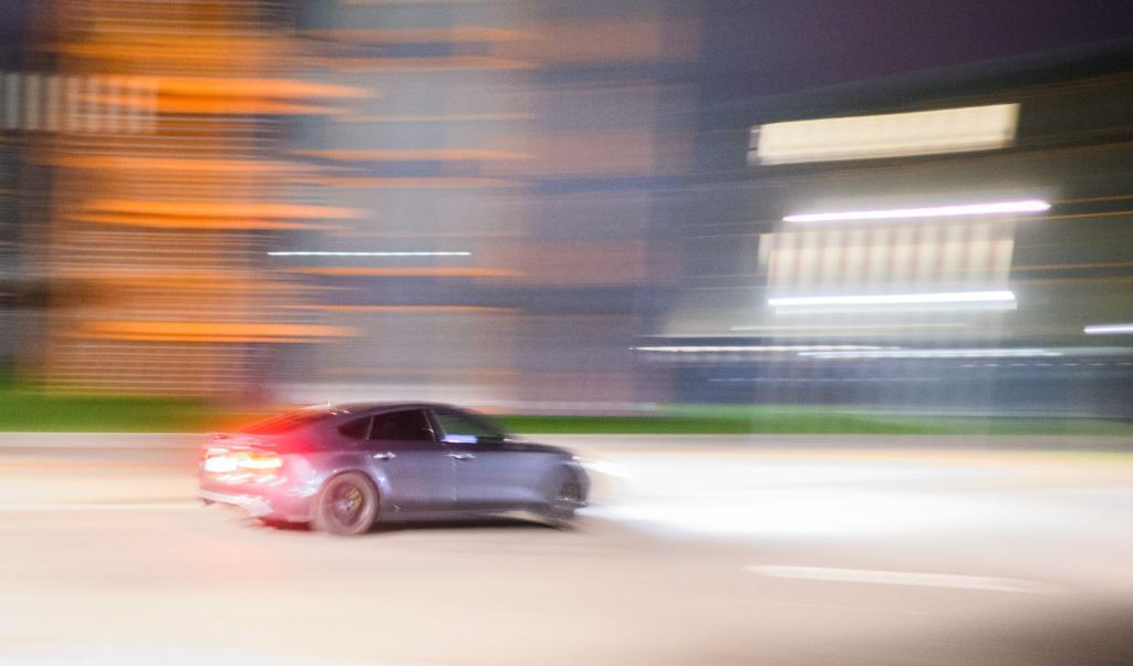 Etliche Teilnehmer des Tuning-Treffens sollen die eintreffende Polizei angegriffen haben. (Symbolbild) - Foto: Julian Stratenschulte/dpa