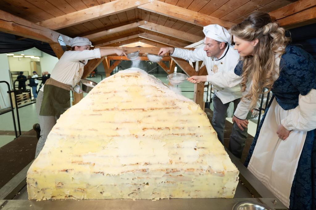 Die Dresdner Stollenbäcker haben ihren Riesenstollen zusammengesetzt. - Foto: Sebastian Kahnert/dpa