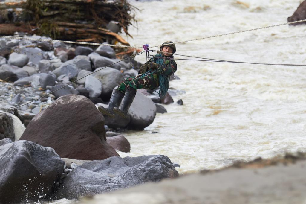 Die Rettungsarbeiten kommen nur schleppend voran. - Foto: Nazar Chaniago/AP/dpa