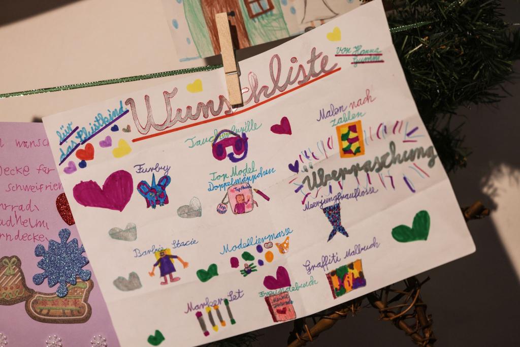 Viele Kinder haben ihre Briefe mit Malereien oder Aufklebern verziert. (Archivbild) - Foto: Oliver Berg/dpa