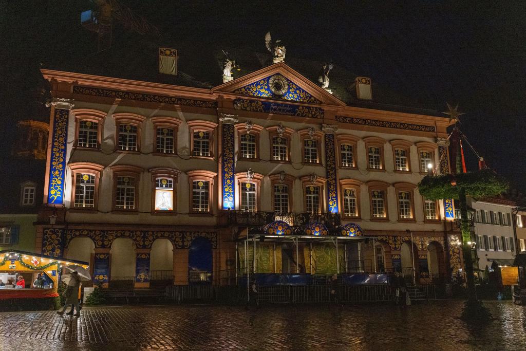 In der historischen Altstadt von Gengenbach im Schwarzwald wird die Fassade des Rathauses zu einem überdimensionierten Adventskalender umfunktioniert. - Foto: Philipp von Ditfurth/dpa
