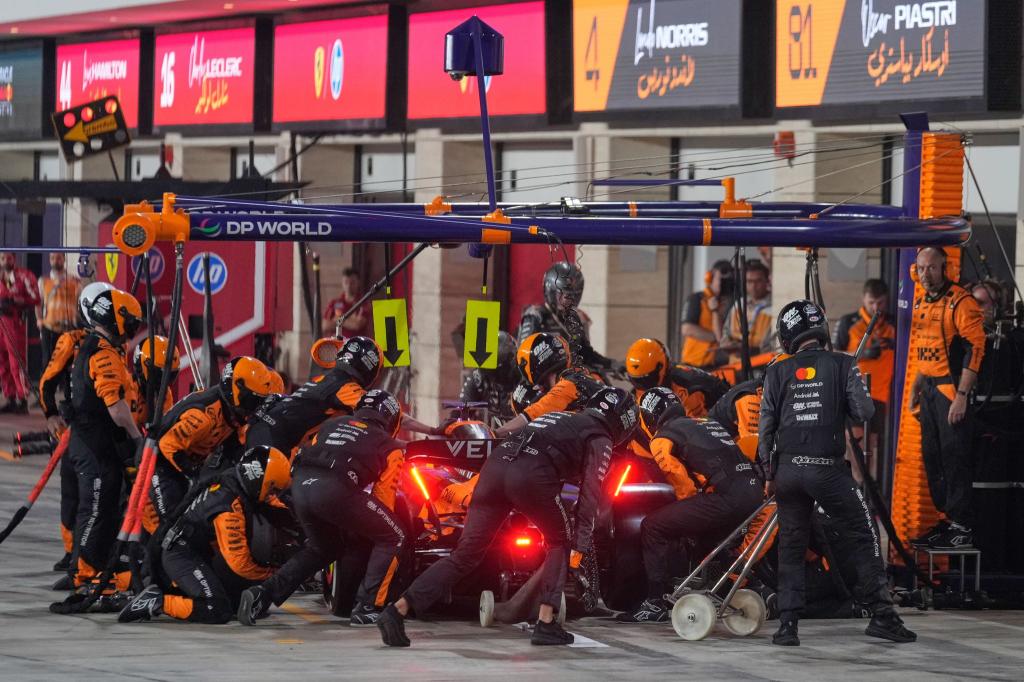 Die Lampen brennen in bisschen bei McLaren. - Foto: Altaf Qadri/AP POOL/AP/dpa